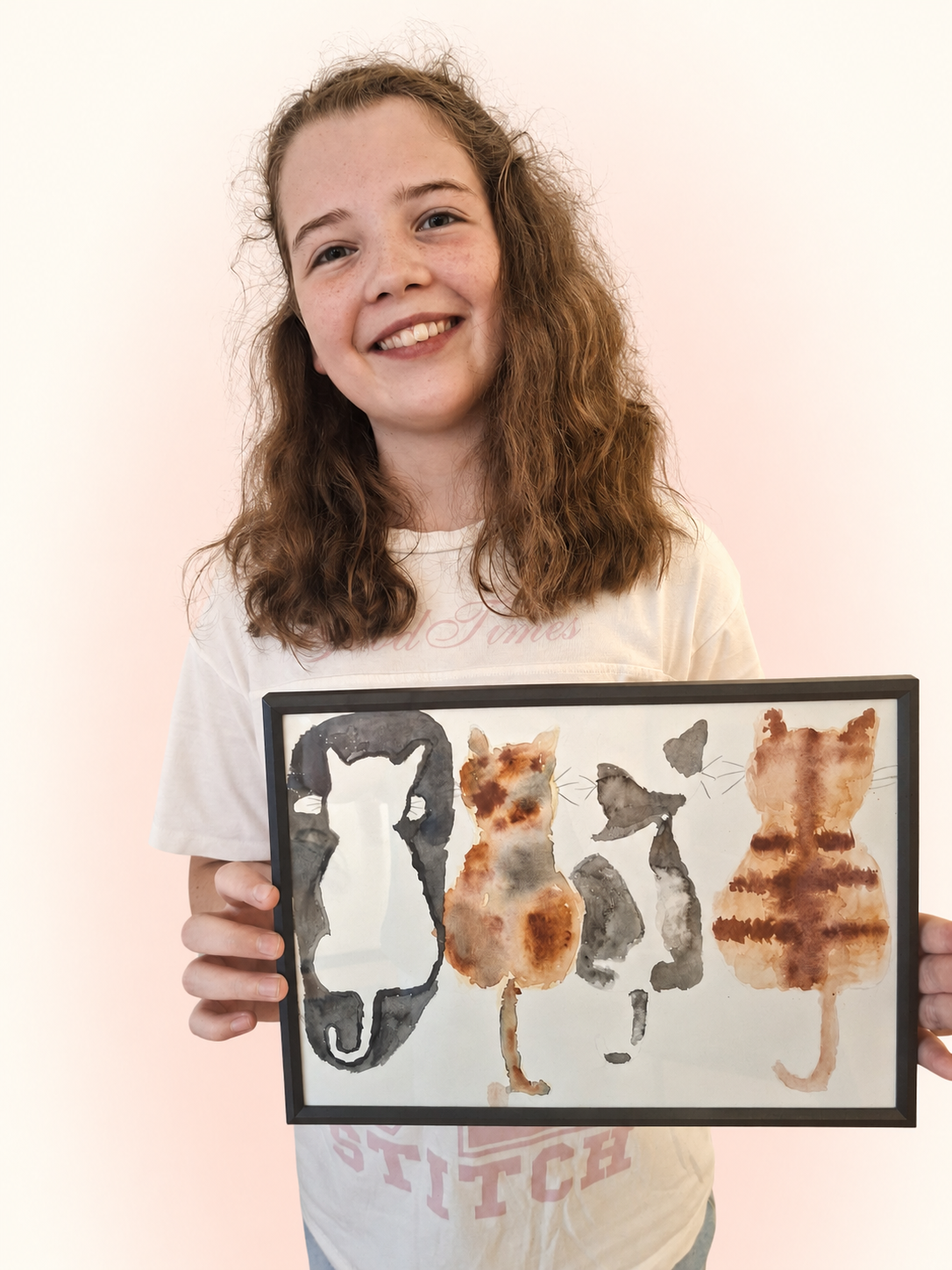 Een deelnemer laat haar kleurrijke kattenaquarel zien