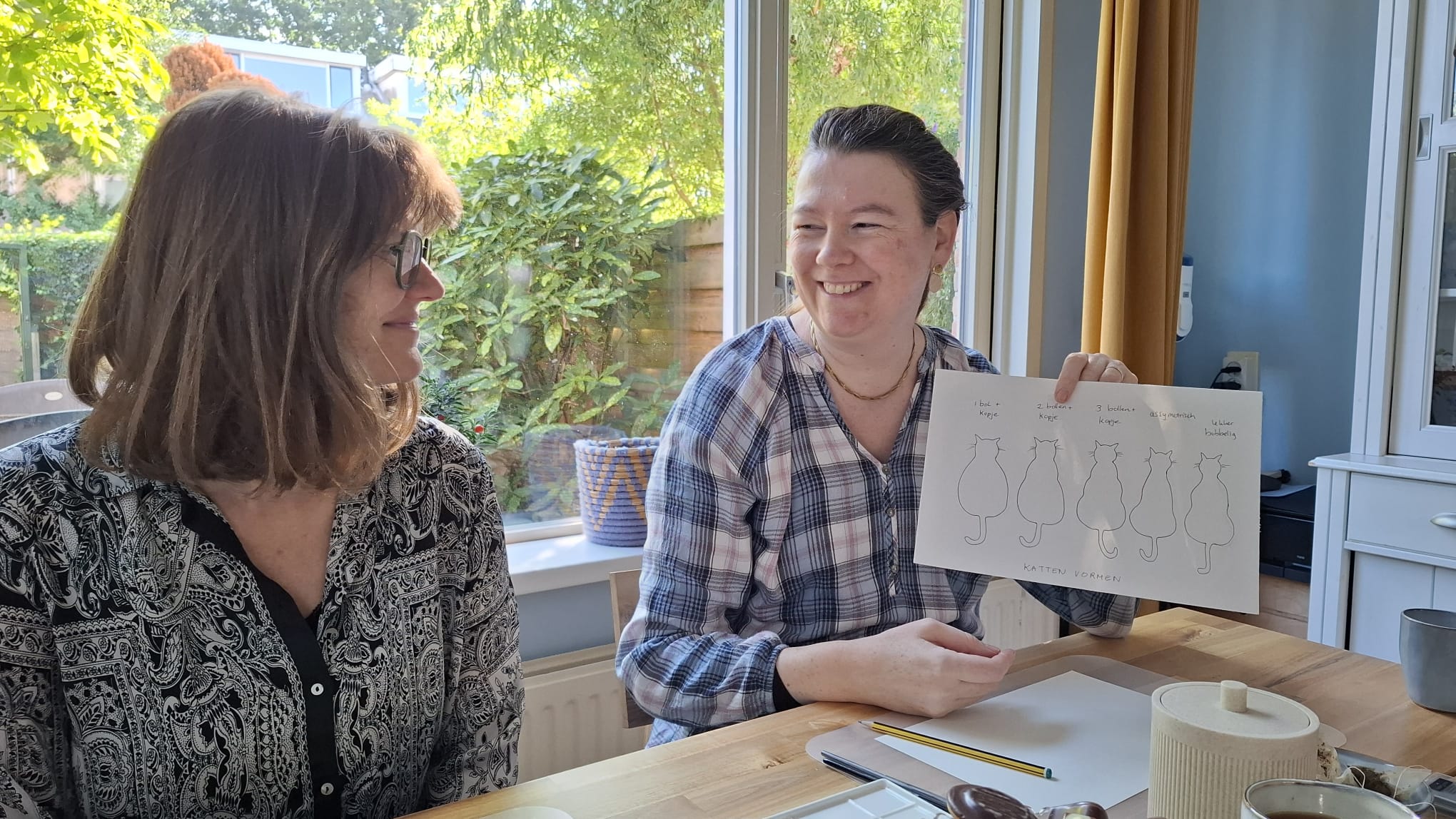 Vera laat tijdens de workshop zien hoe verschillende kattenvormen worden opgebouwd